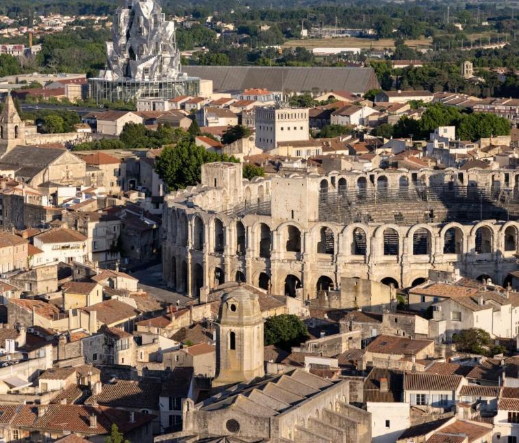 Entre Tour Luma Et Arenes